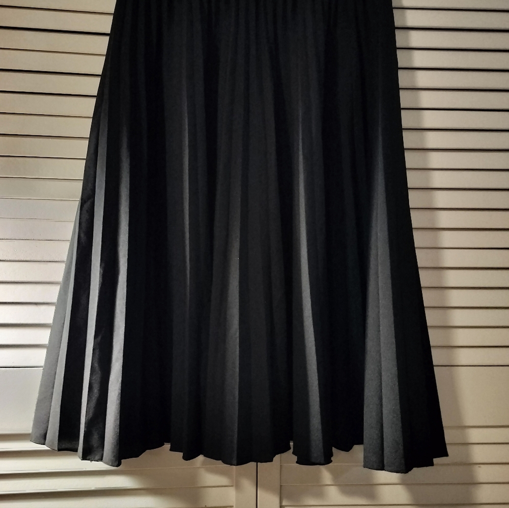 T Tahari pleated skirt